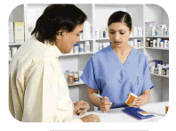 Farmacéutico hablando con un paciente.